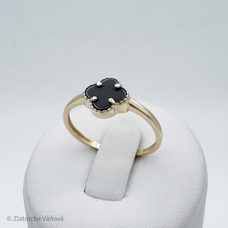 Žluté zlato prsten s onyxem VC